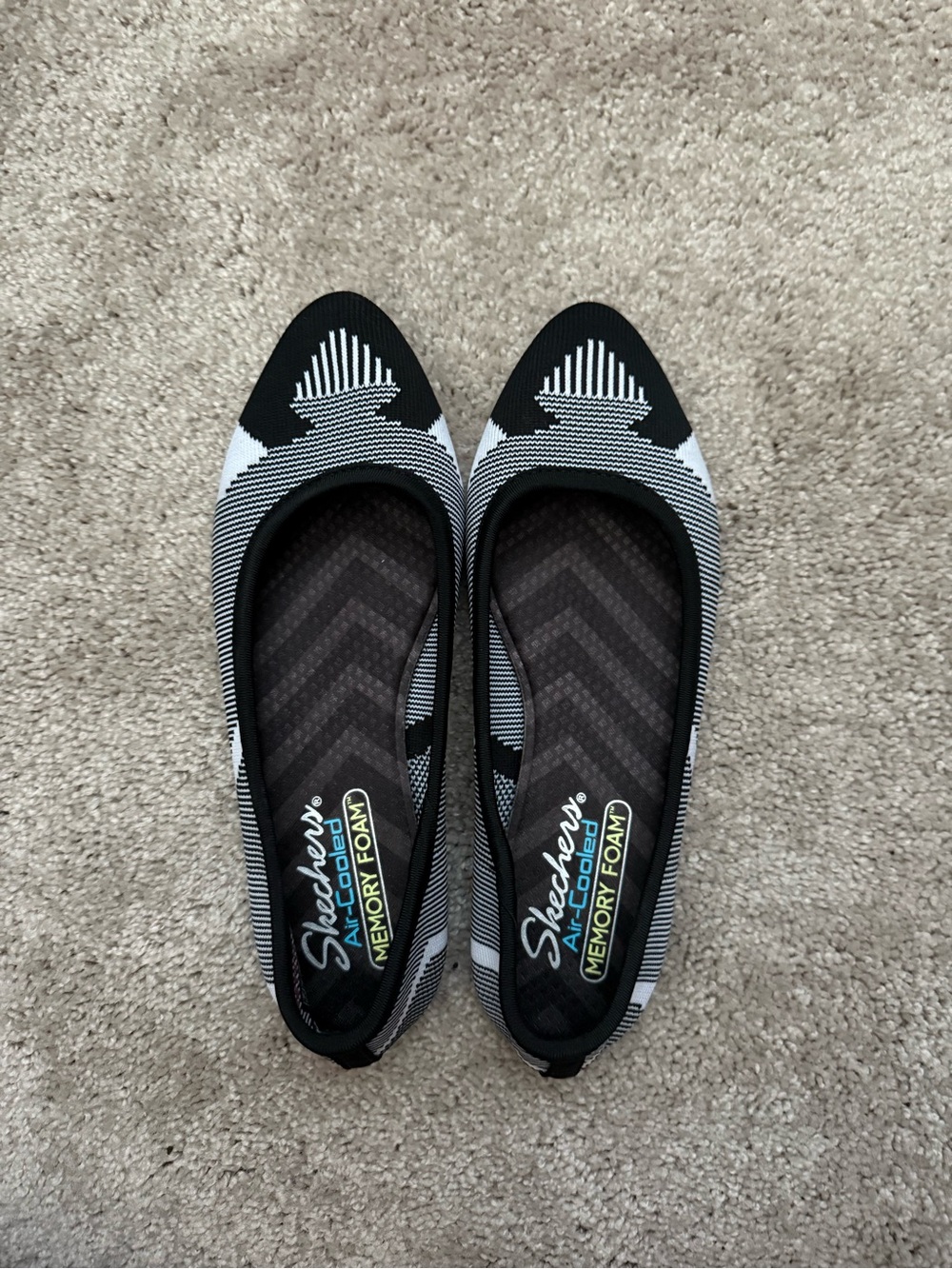 Skechers Memory Foam Black & White Pointed Toe Knit Flats Women’s 7